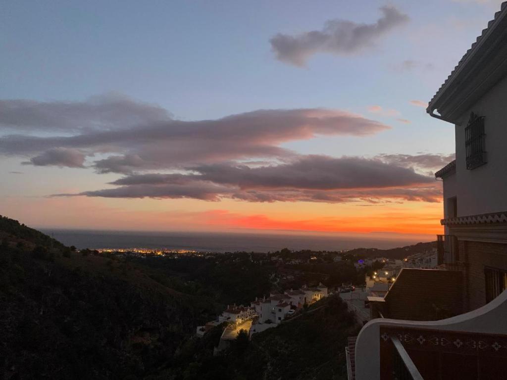 Casa Con Increibles Vistas A Las Montanas Y Al Mar Frigiliana Esterno foto